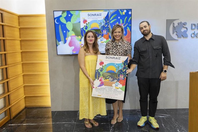 La delegada de Igualdad, Cooperación al Desarrollo, Consumo y Participación Ciudadana de la Diputación, Auxiliadora Moreno (centro), en la presentación de SonRaíz.