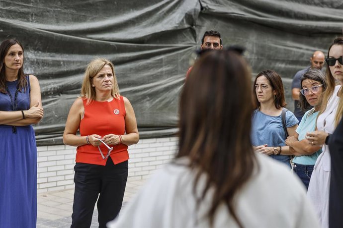 La secretària general i candidata dels socialistes a l'Alcaldia de València, Pilar Bernabé (2e), es reunix amb els veïns afectats pels projectes turístics en diversos edificis de Benicalap, a 9 de setembre del 2026, a València