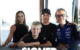 El hijo de Kimi Räikkönen (segundo por la derecha) ficha por el equipo junior de Red Bull, acompañado del CEO de la escudería, Laurent Mekies (derecha).
