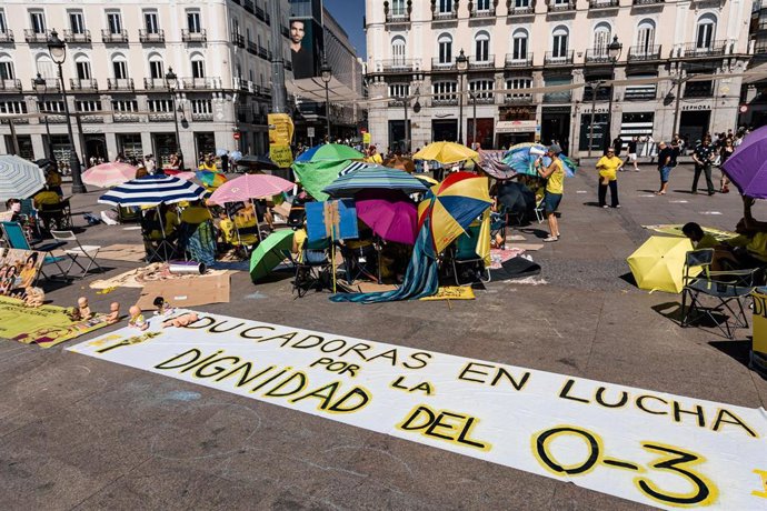 Educadoras infantiles continúan su concentración permanente con pernocta, en la Puerta del Sol, a 8 de septiembre de 2026, en Madrid (España). 