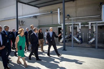 El presidente de Castilla-La Mancha, Emiliano García-Page, inaugura en Alovera, la planta de biomasa de Mahou San Miguel.