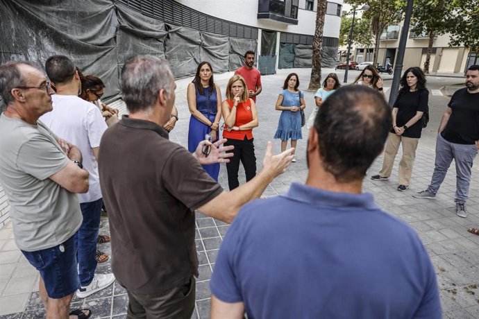 La secretaria general y candidata de los socialistas a la Alcaldía de Valencia, Pilar Bernabé (c), se reúne con los vecinos y vecinas afectados por los proyectos turísticos en varios edificios de Benicalap, a 9 de septiembre de 2026, en Valencia