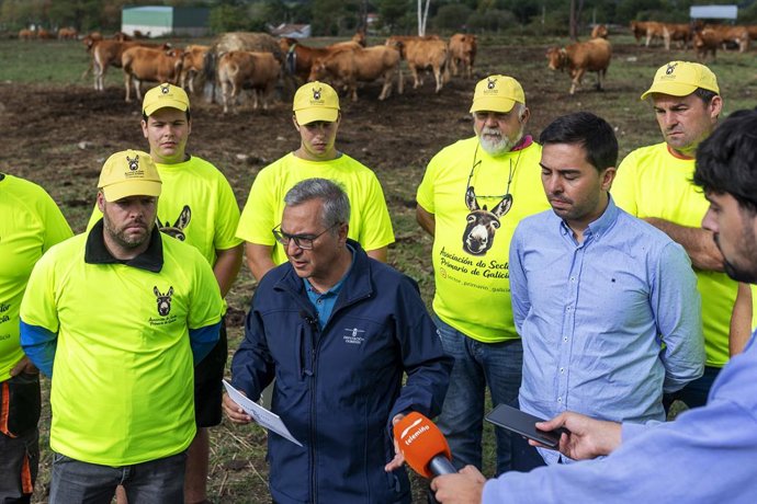 El presidente de la Diputación de Ourense, Luis Menor, visita una explotación ganadera en Xunqueira de Espadanedo, acompañado de representantes de la Asociación do Sector Primario de Galicia y del alcalde, Pablo Graña