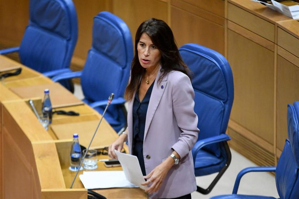 La conselleira de Vivenda e Planificación das Infraestructuras, María Martínez Allegue, interviene en el Parlamento de Galicia