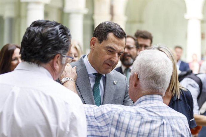 El presidente de la Junta de Andalucía, Juanma Moreno, se reúne con alcaldes de municipios afectados por los terremotos.