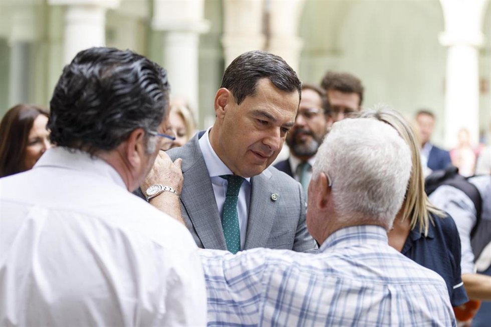 El presidente de la Junta de Andalucía, Juanma Moreno, se reúne con alcaldes de municipios afectados por los terremotos.