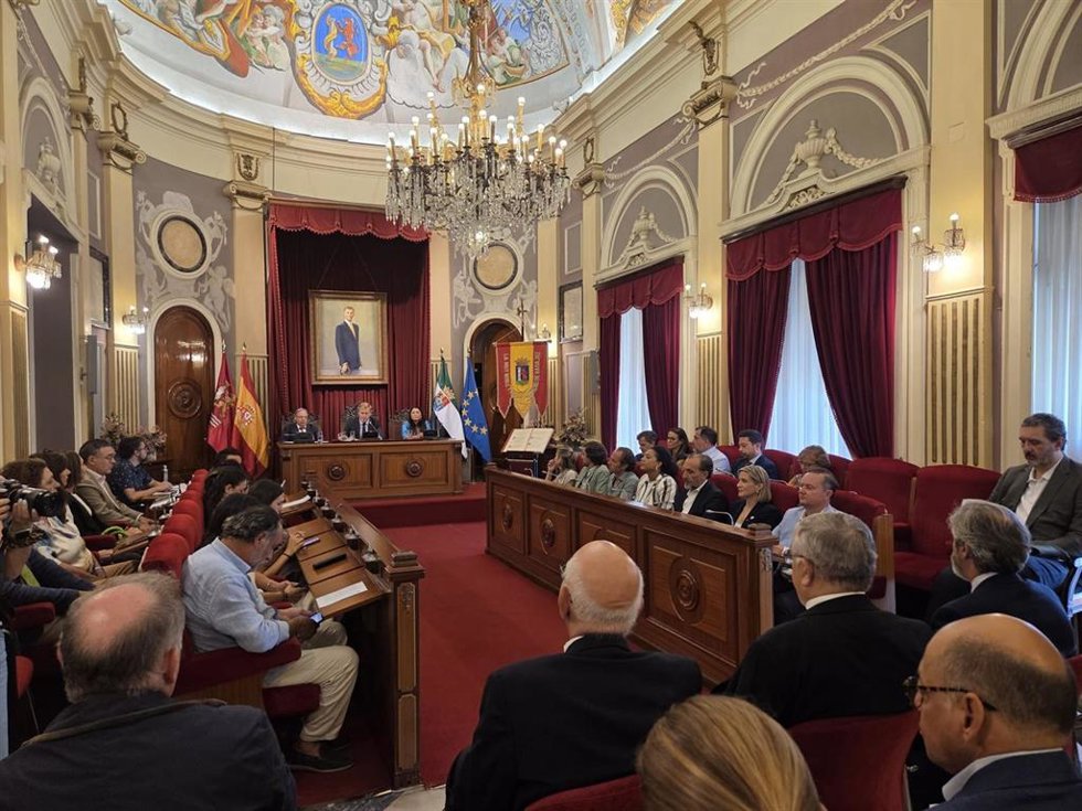 El pleno del Ayuntamiento de Badajoz aprueba por unanimidad nombrar alcaldesa perpetua a la Virgen de la Soledad