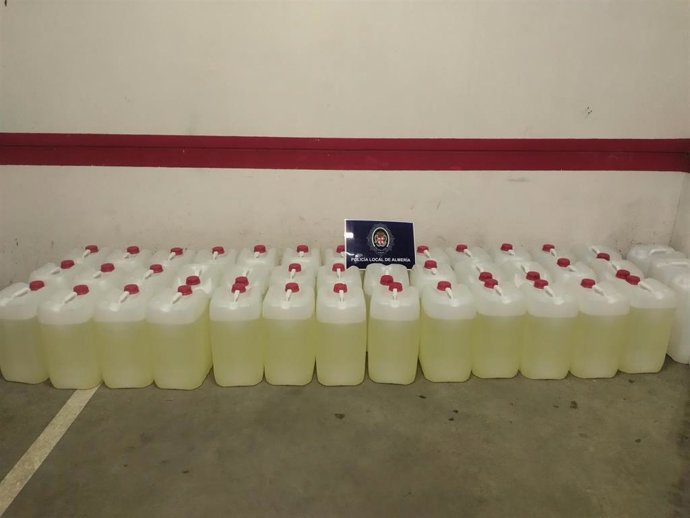 Archivo - Garrafas de gasolina incautadas en Almería.