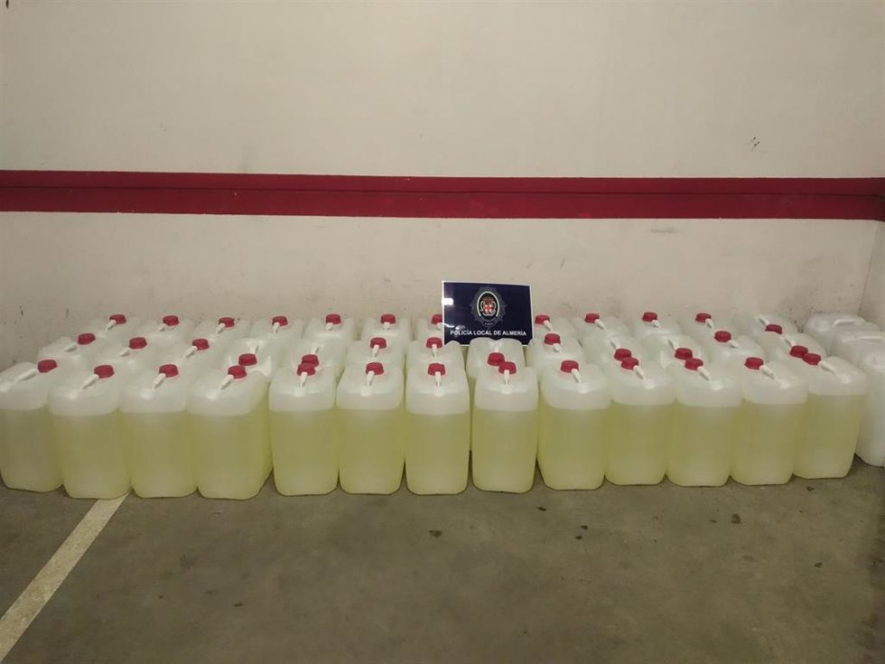 Archivo - Garrafas de gasolina incautadas en Almería.