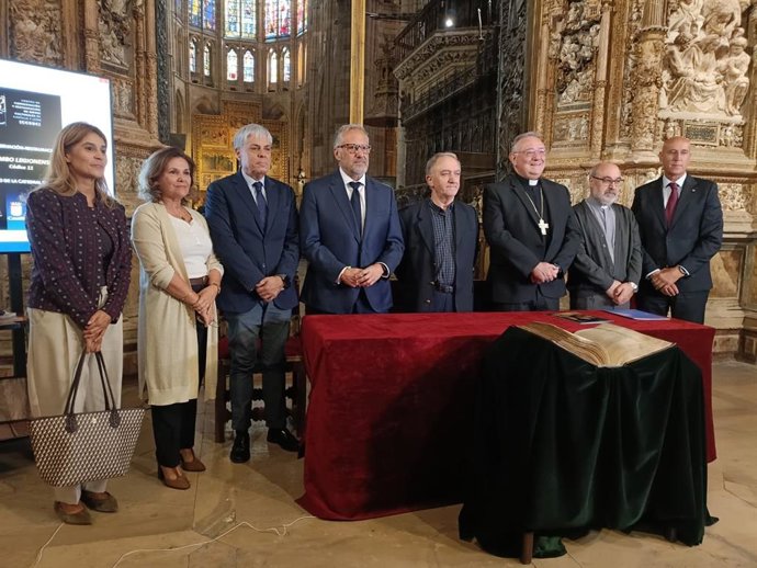 El vicepresidente primero de la Junta, Carlos Pollán (centro izquierda), en el acto de entrega del 'Tumbo Legionense' en la Catedral de León.