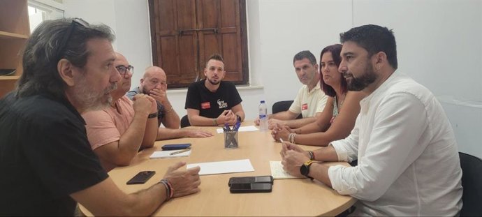 Encuentro de trabajo entre representantes de la plantilla de Acisa, empresa adjudicataria del servicio de conservación y mantenimiento del alumbrado público en la Zona Norte de Sevilla, e Izquierda Unida Sevilla.