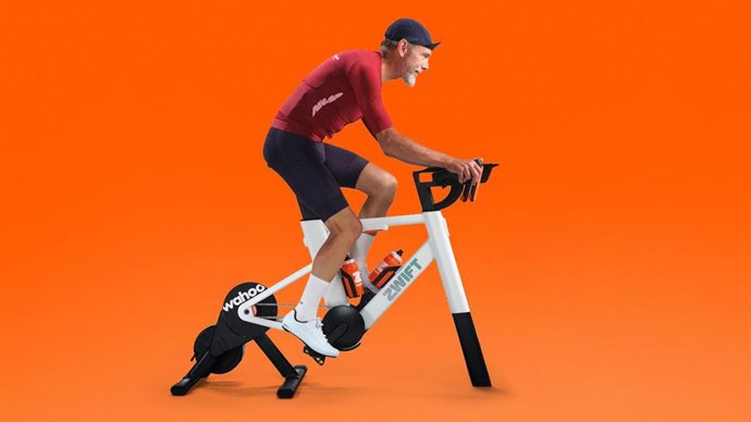 Zwift renueva su oferta con la bicicleta Zwift Ride V2, más rutas e integración con WHOOP.