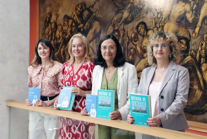 De izquierda a derecha: Macarena García-Avello, María José González Revuelta, Conchi López y Susana Guijarro, en el Paraninfo de la UC.