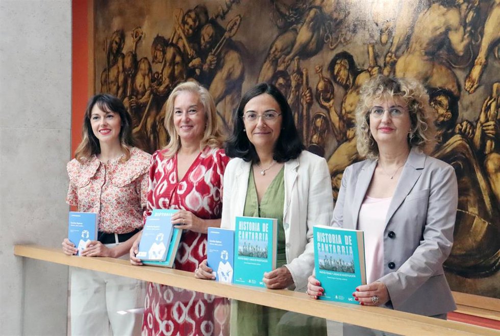 De izquierda a derecha: Macarena García-Avello, María José González Revuelta, Conchi López y Susana Guijarro, en el Paraninfo de la UC.