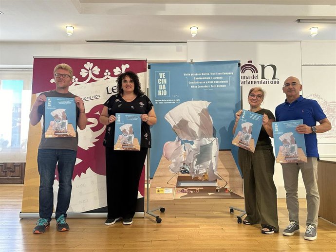 La concejala de Juventud, Vera López (centro izquierda), en la presentación de 'Vecindario 24007'.