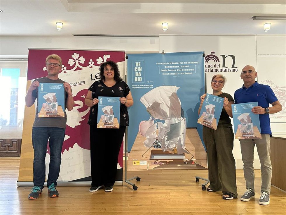 La concejala de Juventud, Vera López (centro izquierda), en la presentación de 'Vecindario 24007'.