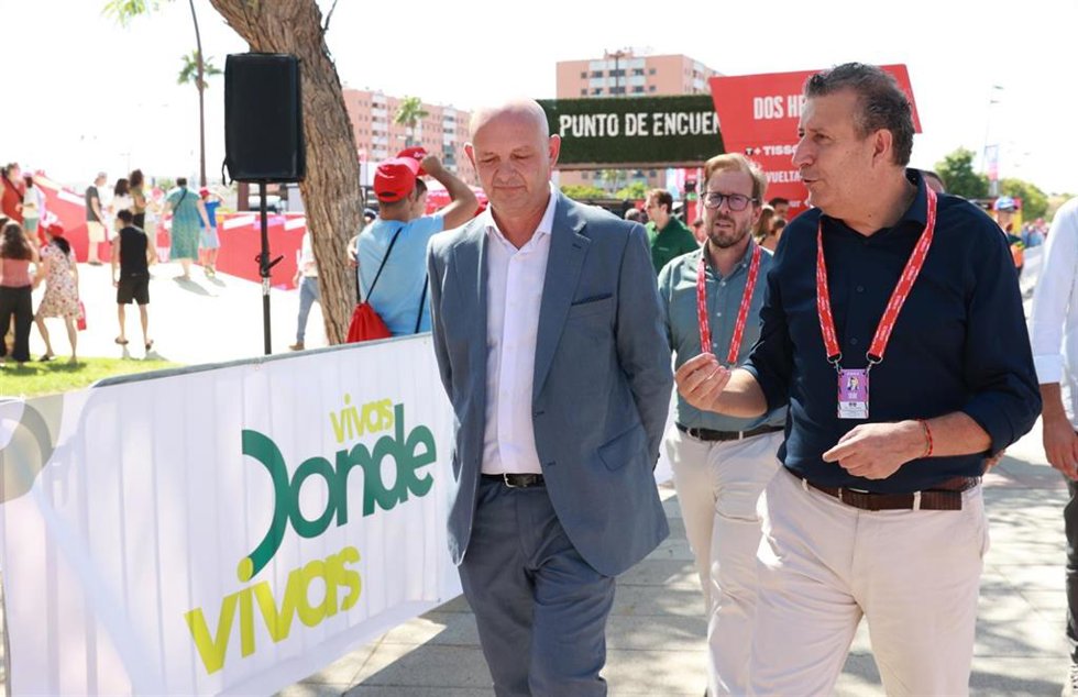 El presidente de la Diputación de Sevilla, Javier Fernández, junto a alcalde de Dos Hermanas, Francisco Rodríguez García, y el subdelegado del Gobierno de España en la provincia de Sevilla, Curry Toscano, en la salida de la etapa 17 de La Vuelta.