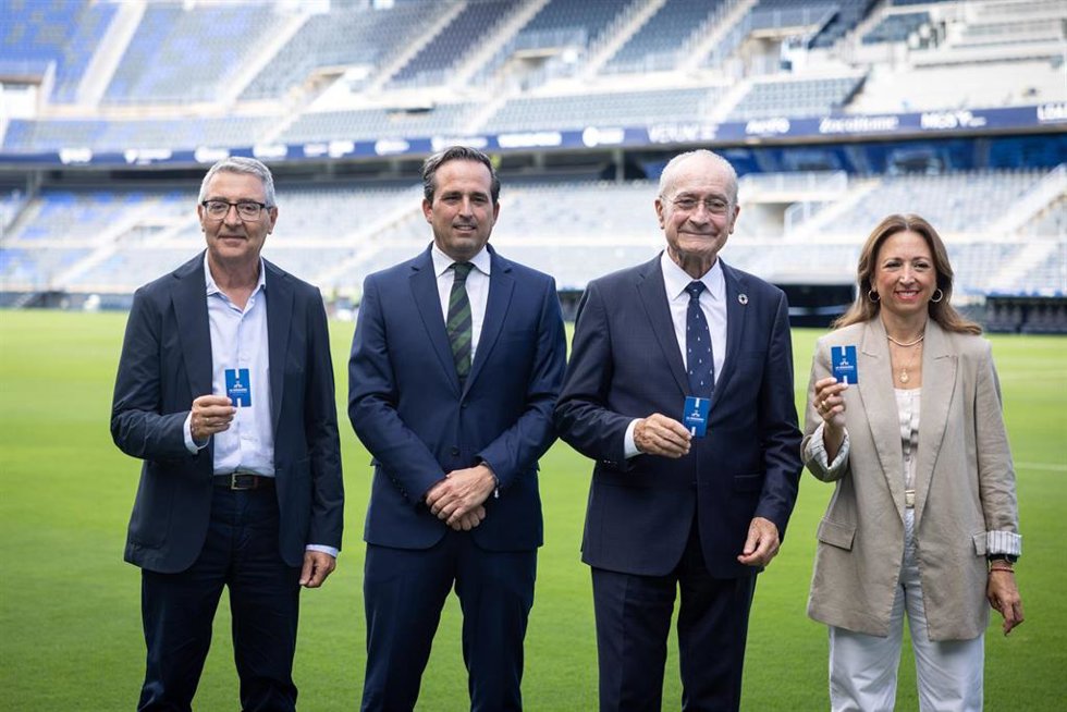 El presidente de la Diputación de Málaga, Francisco Salado, ha recogido su abono del Málaga CF, junto al alcalde y la delegada del Goierno andaluz en Málaga.
