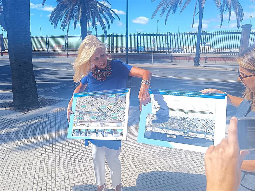 La subdelegada del Gobierno en Huelva, María José Rico, este miércoles explicando el proyecto.