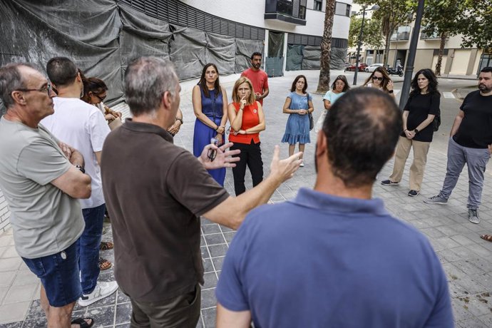 La secretària general i candidata dels socialistes a l'Alcaldia de València, Pilar Bernabé (c), es reunix amb els veïns i veïnes afectats pels projectes turístics en diversos edificis de Benicalap, a 9 de setembre del 2026, a València