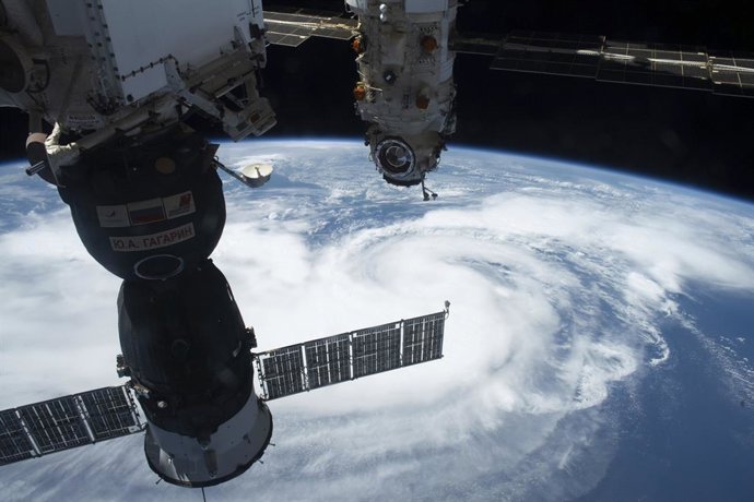Archivo - Arquivo - 28 de agosto de 2021, EUA, Nova Orleans: Uma imagem captada pela Estação Espacial Internacional em 28 de agosto mostra o furacão Ida, uma tempestade de categoria 4, à medida que se aproxima da costa do sul da Louisiana. Foto: NASA/NASA