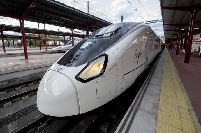 Archivo - Arxiu- El tren d'alta velocitat de la sèrie 106 en l'andé de l'estació de Chamartín Clara Campoamor per a viatjar a la Corunya, a 16 de maig del 2024, a Madrid (Espanya). 