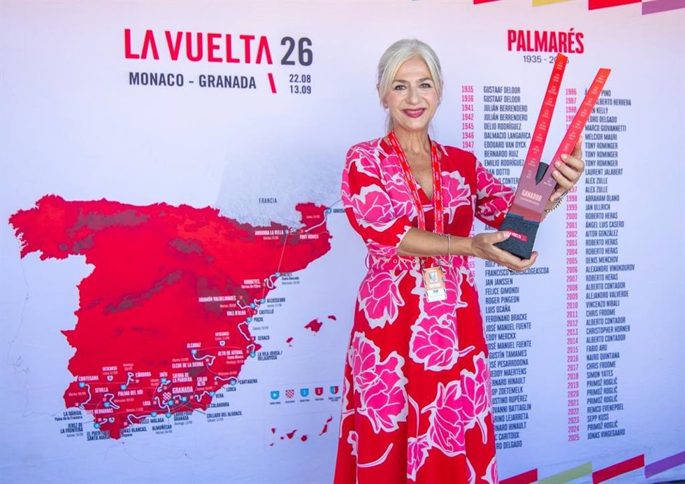 La consejera de Cultura y Deportes, Paricia Del Pozo, asiste en Dos Hermanas a la salida de la etapa 17 de La Vuelta