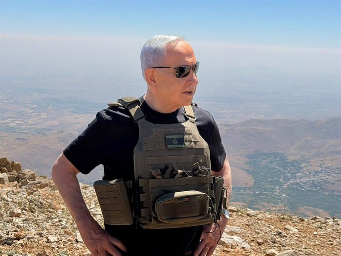 9 de setembro de 2026, Comando do Norte, Israel: O primeiro-ministro israelense BENJAMIN NETANYAHU observa as atividades operacionais a partir de um posto de observação das Forças de Defesa de Israel (IDF) no Monte Hermon, próximo à fronteira entre Israel