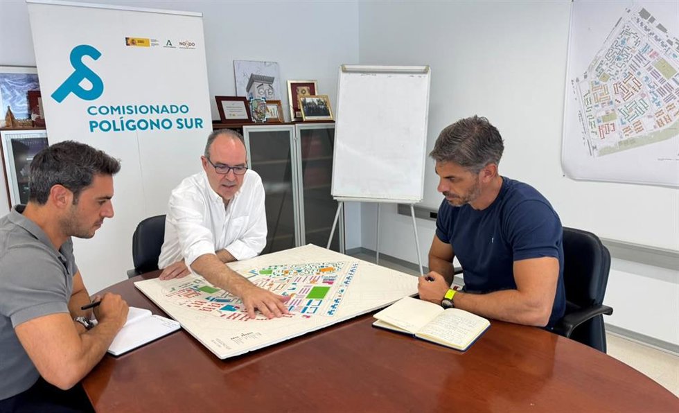 El secretario general del PP de Sevilla, Agustín Aguilera, en una visita realizada al Polígono Sur.