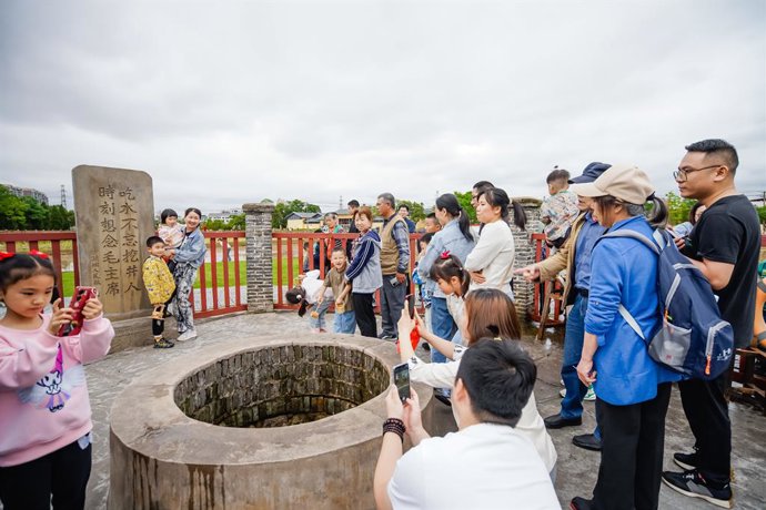 Archivo - Arquivo - NANCHANG, 1º de julho de 2026  -- Esta foto de arquivo mostra visitantes tirando fotos em um poço que Mao Zedong levou soldados e moradores a cavar na cidade de Ruijin, na província de Jiangxi, no leste da China, em 1º de maio de 2024.