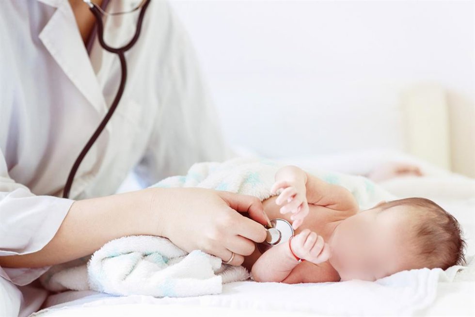 Archivo - Imagen de recurso de una pediatra con un bebé