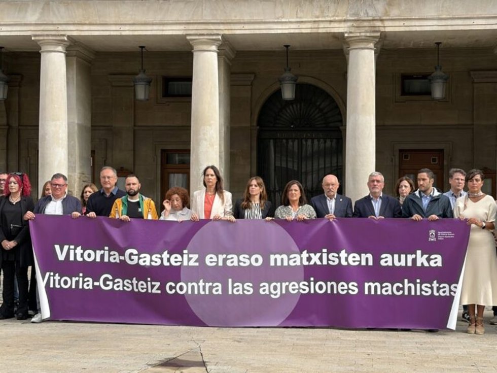 Vitoria-Gasteiz guarda cinco minutos de silencio en rechazo a la agresión sexual que sufrió una mujer en Zabalgana