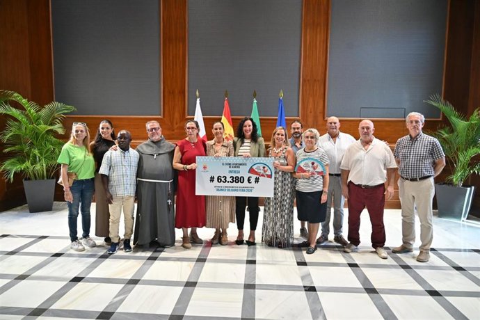 La alcaldesa de Almería, María del Mar Vázquez, junto a representantes de las cuatro entidades beneficiarias de la recaudación de los abanicos solidarios de la Feria de 2026.