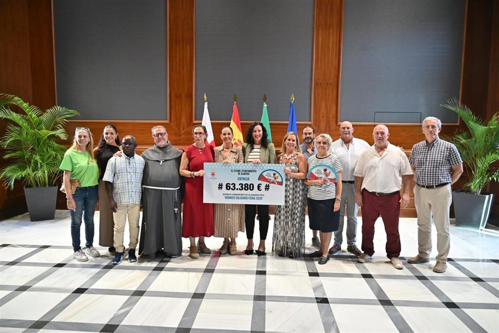 La alcaldesa de Almería, María del Mar Vázquez, junto a representantes de las cuatro entidades beneficiarias de la recaudación de los abanicos solidarios de la Feria de 2026.
