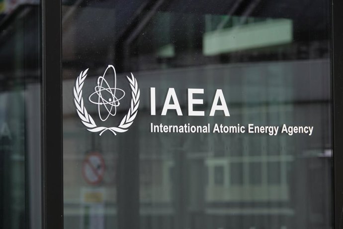 Archivo - Arquivo - VIENA, 19 de maio de 2023  -- Esta foto, tirada em 15 de maio de 2023, mostra o logotipo da Agência Internacional de Energia Atômica (AIEA) na sede da AIEA em Viena, na Áustria. A COMPLEMENTAR “Entrevista: Chefe da AIEA espera cooperaç