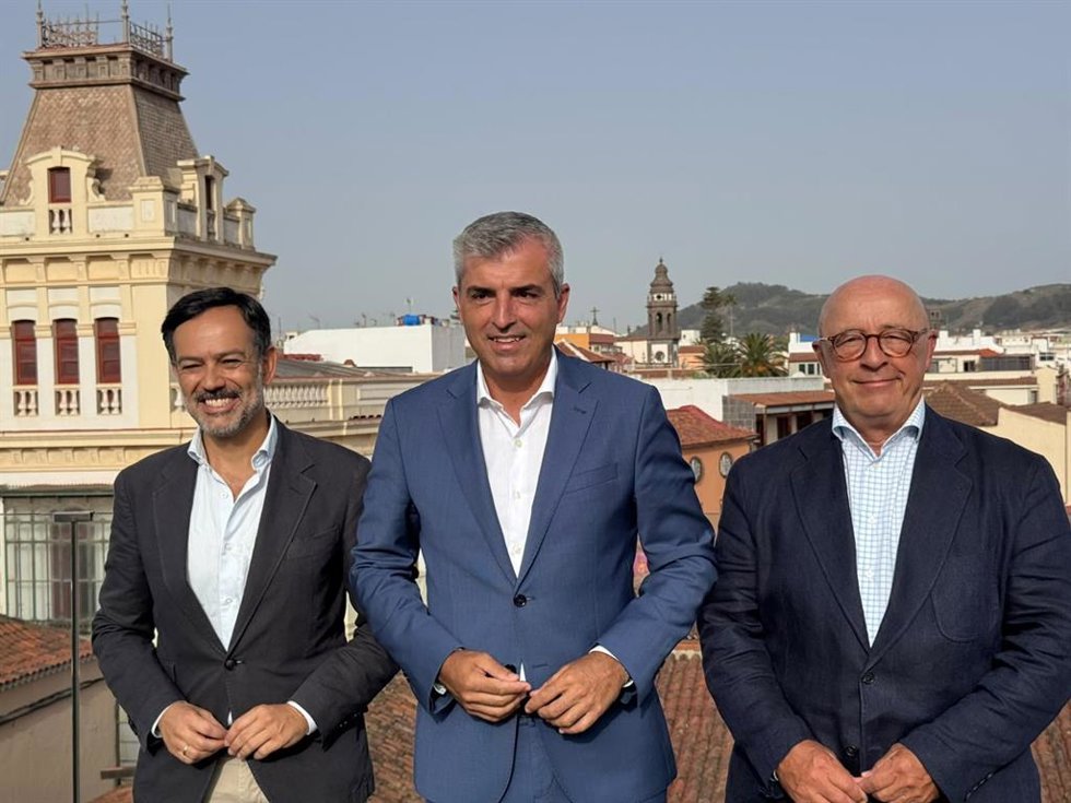 El presidente del PP de Tenerife, Pedro Suárez, el presidente regional, Manuel Domínguez, y el candidato a la Alcaldía de La Laguna, Pedro Suárez