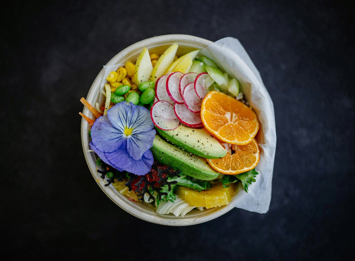 Bowl con aguacate, rábanos, edamame y naranja.