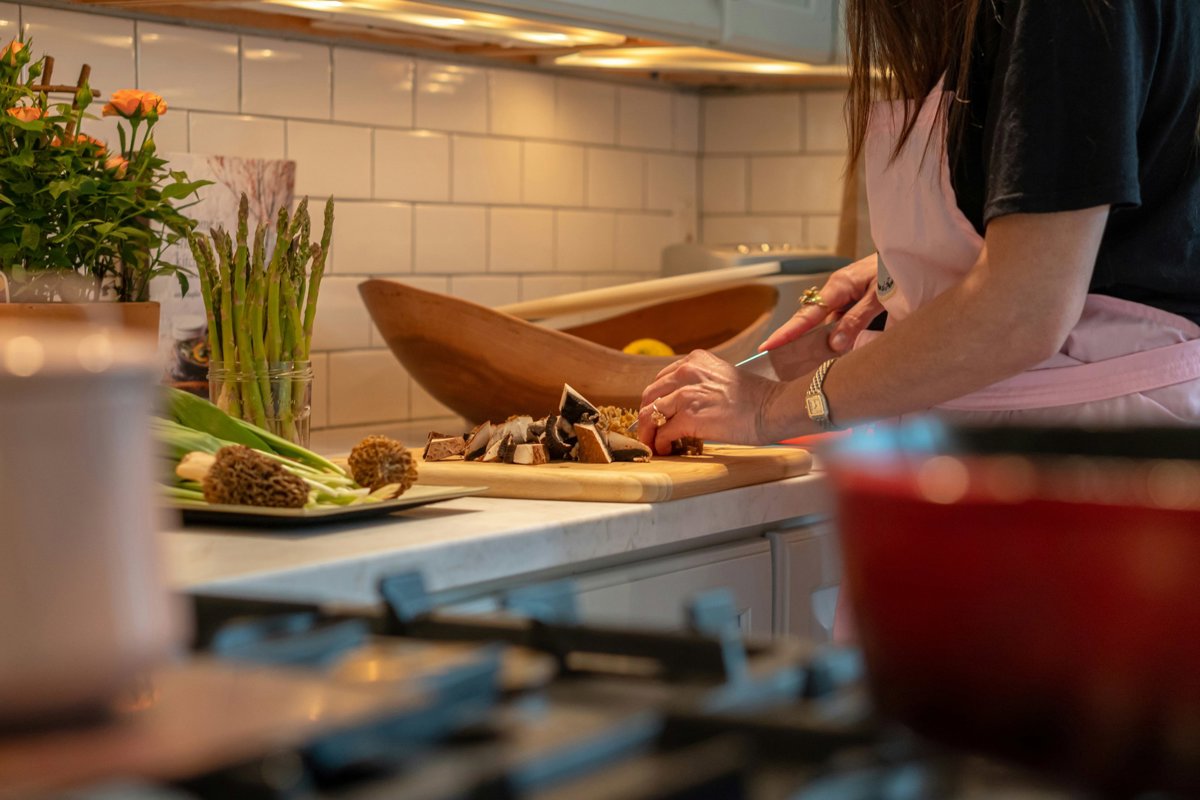 Persona cocinando en una cocina.