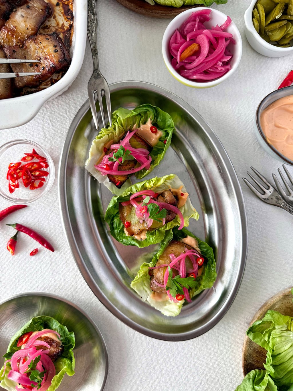 Wraps de lechuga con cebolla encurtida.