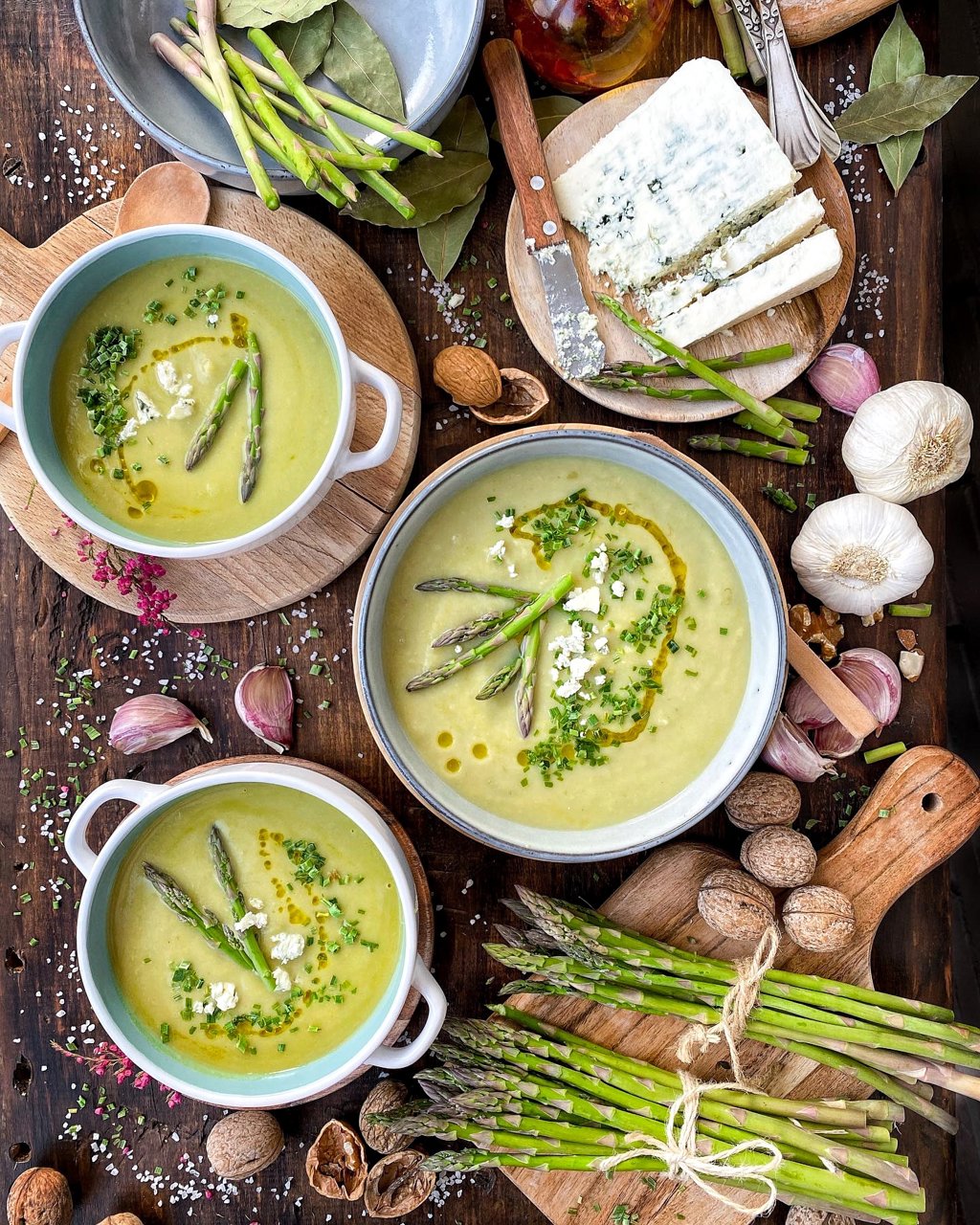 Crema de espárragos con queso azul.