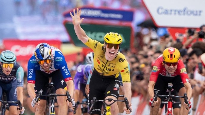 El ciclista británico Matthew Brennan (Team Visma | Lease a Bike) ha ganado este miércoles la decimoséptima etapa de La Vuelta a España 2026, disputada entre Dos Hermanas y Sevilla sobre 185 kilómetros