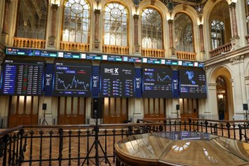 Pantalla con datos del Ibex, en el Palacio de la Bolsa de Madrid, a 26 de agosto de 2026, en Madrid (España). 