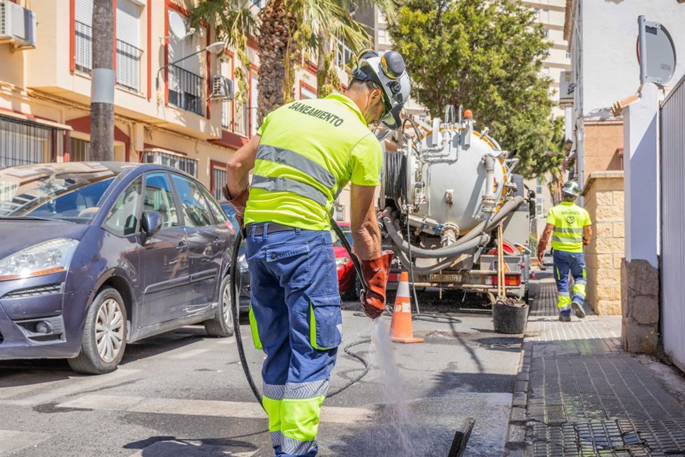 Operarios de San Fernando ejecutando tareas de limpiezas de imbornales.