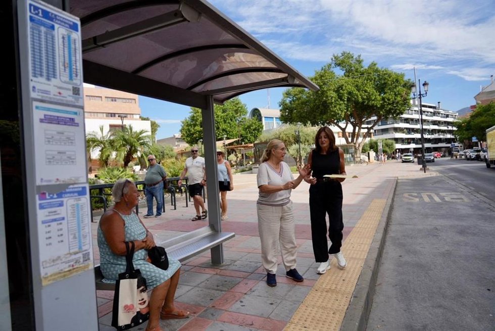 La alcaldesa de Fuengirola, Ana Mula, en compañía de la concejala de Movilidad, Isabel González, en una parada de autobús