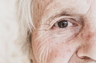 Archivo - Experta llama a no obviar la existencia del "suicidio oculto" en ancianos a causa de la soledad no deseada
