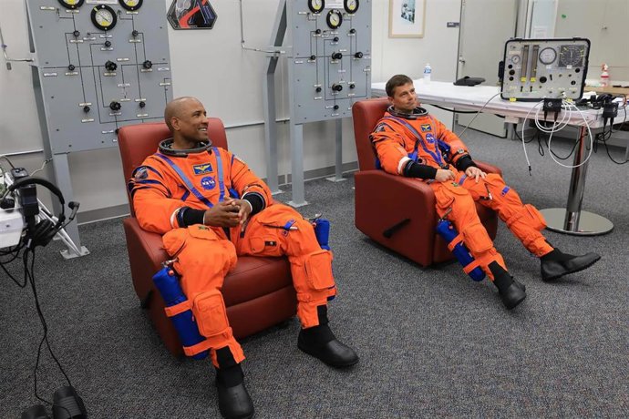 Los astronautas de la NASA Victor Glover, piloto de Artemis II, y Reid Wiseman, comandante de Artemis II
