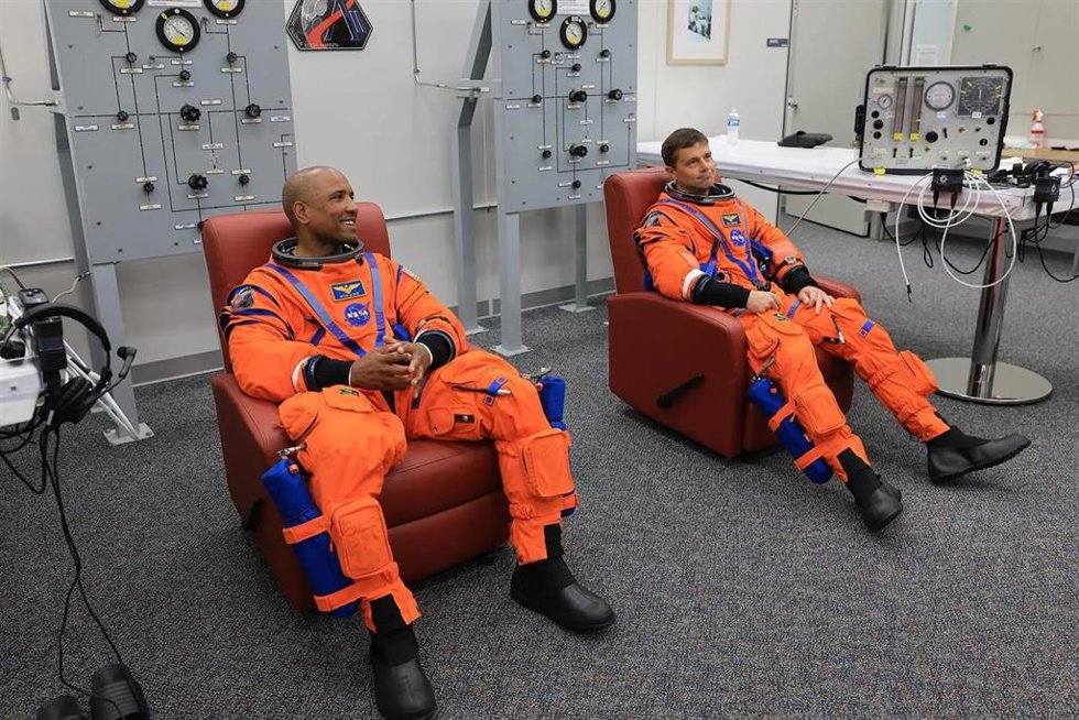 Los astronautas de la NASA Victor Glover, piloto de Artemis II, y Reid Wiseman, comandante de Artemis II