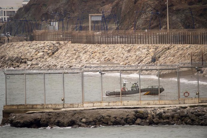 Archivo - Una patrulla del Servicio Marítimo de la Guardia Civil rescata a un migrante avistado frente a la playa del Tarajal, a 2 de enero de 2026, en Ceuta (España). 