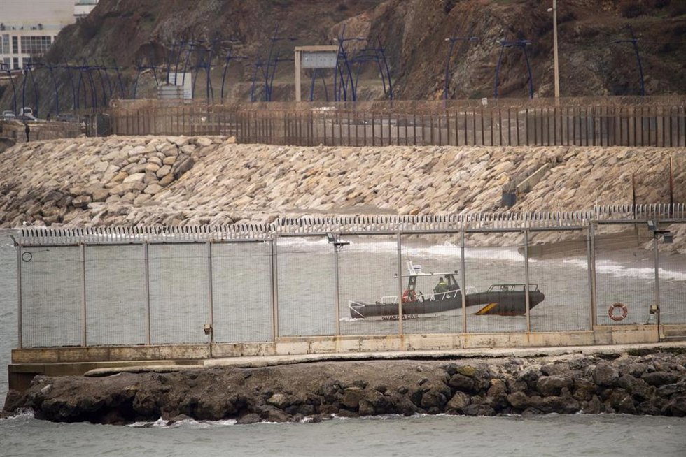 Archivo - Una patrulla del Servicio Marítimo de la Guardia Civil rescata a un migrante avistado frente a la playa del Tarajal, a 2 de enero de 2026, en Ceuta (España). 