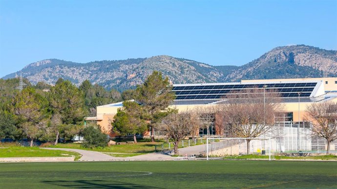 Archivo - El edificio CampusEsport de la UIB con los paneles fotovoltaicos instalados.